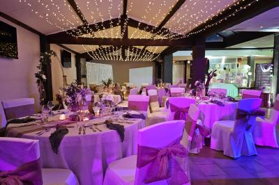 Brochure promotionnelle pour un domaine événementiel avec informations de contact, services proposés et visuels associés.