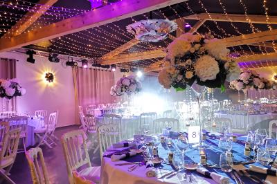 Brochure promotionnelle pour un domaine événementiel avec informations de contact, services proposés et visuels associés.