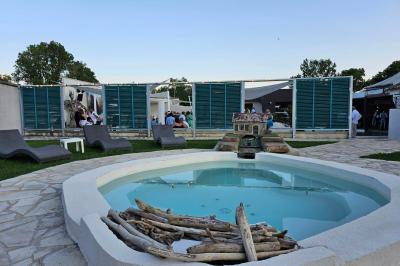 Brochure promotionnelle pour un domaine événementiel avec informations de contact, services proposés et visuels associés.