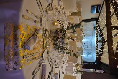 Brochure promotionnelle pour un domaine événementiel avec informations de contact, services proposés et visuels associés.