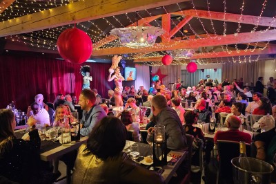 Brochure promotionnelle pour un domaine événementiel avec informations de contact, services proposés et visuels associés.