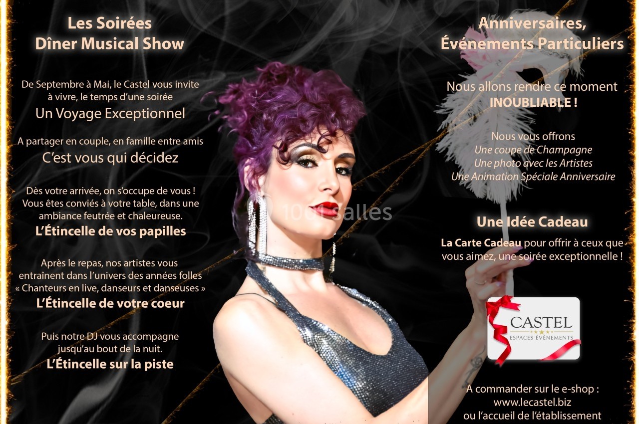 Femme en tenue de spectacle avec une plume blanche, posant devant un fond sombre orné de textes promotionnels.