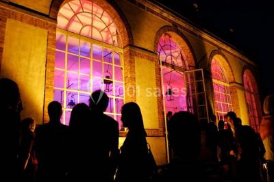 Salle de bain avec cabine de douche arrondie en verre, lavabo encastré et murs carrelés beige.