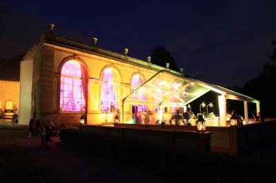 Salle de bain avec cabine de douche arrondie en verre, lavabo encastré et murs carrelés beige.