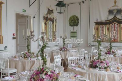 Salle de bain avec cabine de douche arrondie en verre, lavabo encastré et murs carrelés beige.