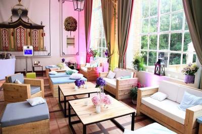 Salle de bain avec cabine de douche arrondie en verre, lavabo encastré et murs carrelés beige.