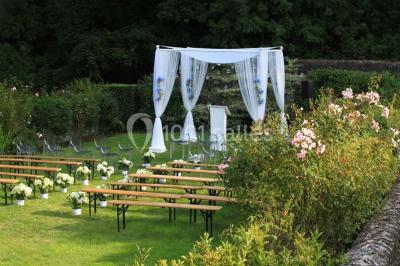 Salle de bain avec cabine de douche arrondie en verre, lavabo encastré et murs carrelés beige.