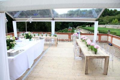 Salle de bain avec cabine de douche arrondie en verre, lavabo encastré et murs carrelés beige.