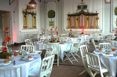Salle de bain avec cabine de douche arrondie en verre, lavabo encastré et murs carrelés beige.