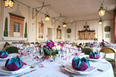 Salle de bain avec cabine de douche arrondie en verre, lavabo encastré et murs carrelés beige.
