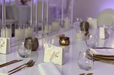 Rouleau croustillant servi sur un lit de légumes colorés avec une garniture florale sur une assiette blanche.