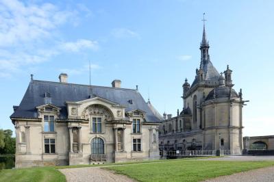 Façade en pierre d'un bâtiment historique avec une enseigne ’La Capitainerie’ visible au premier plan.