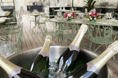 Façade en pierre d'un bâtiment historique avec une enseigne ’La Capitainerie’ visible au premier plan.