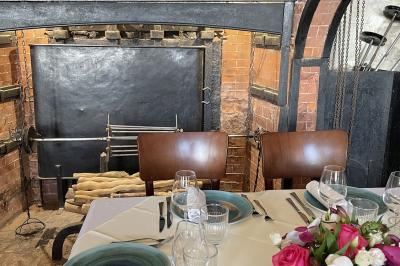 Façade en pierre d'un bâtiment historique avec une enseigne ’La Capitainerie’ visible au premier plan.