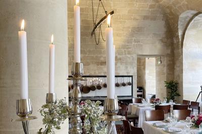 Façade en pierre d'un bâtiment historique avec une enseigne ’La Capitainerie’ visible au premier plan.
