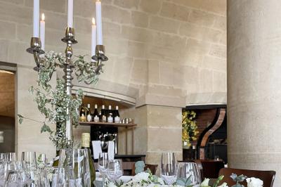 Façade en pierre d'un bâtiment historique avec une enseigne ’La Capitainerie’ visible au premier plan.