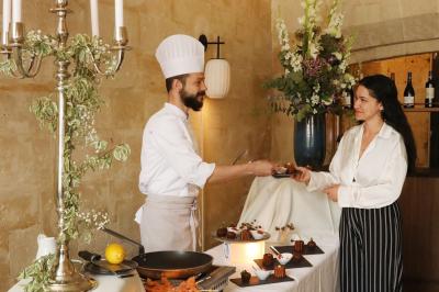 Façade en pierre d'un bâtiment historique avec une enseigne ’La Capitainerie’ visible au premier plan.