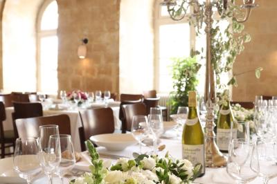 Façade en pierre d'un bâtiment historique avec une enseigne ’La Capitainerie’ visible au premier plan.