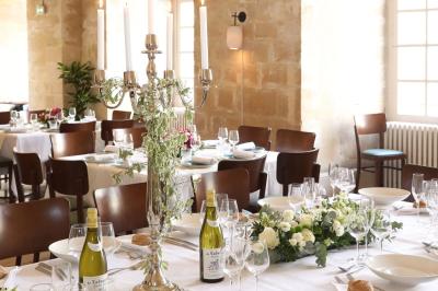 Façade en pierre d'un bâtiment historique avec une enseigne ’La Capitainerie’ visible au premier plan.