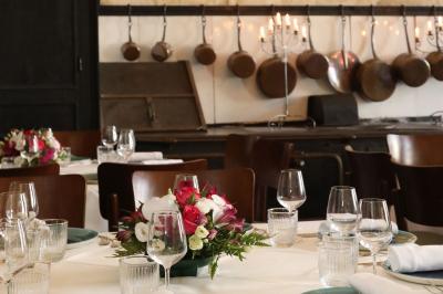 Façade en pierre d'un bâtiment historique avec une enseigne ’La Capitainerie’ visible au premier plan.