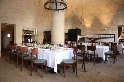 Façade en pierre d'un bâtiment historique avec une enseigne ’La Capitainerie’ au premier plan.