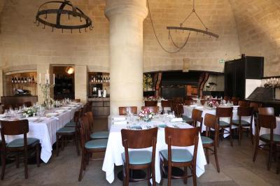 Façade en pierre d'un bâtiment historique avec une enseigne ’La Capitainerie’ au premier plan.