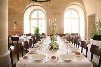 Façade en pierre d'un bâtiment historique avec une enseigne ’La Capitainerie’ au premier plan.