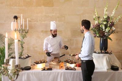 Façade en pierre d'un bâtiment historique avec une enseigne ’La Capitainerie’ au premier plan.