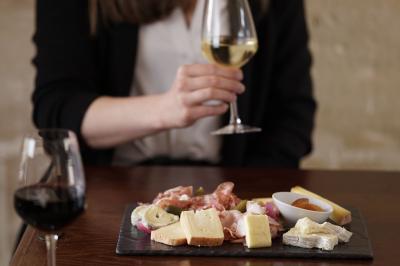 Façade en pierre d'un bâtiment historique avec une enseigne ’La Capitainerie’ au premier plan.