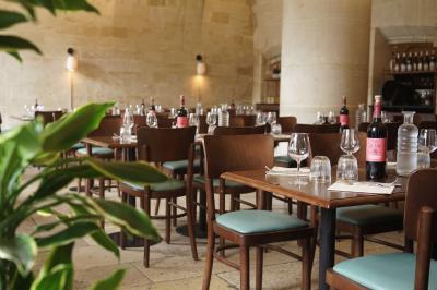 Façade en pierre d'un bâtiment historique avec une enseigne ’La Capitainerie’ au premier plan.