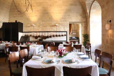 Façade en pierre d'un bâtiment historique avec une enseigne ’La Capitainerie’ au premier plan.