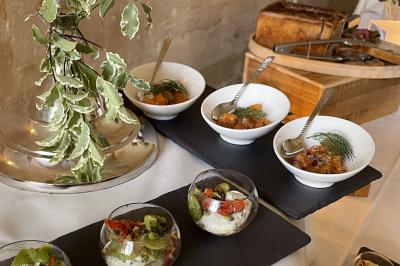 Façade en pierre d'un bâtiment historique avec une enseigne ’La Capitainerie’ au premier plan.