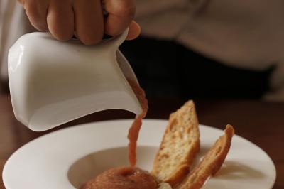 Façade en pierre d'un bâtiment historique avec une enseigne ’La Capitainerie’ au premier plan.