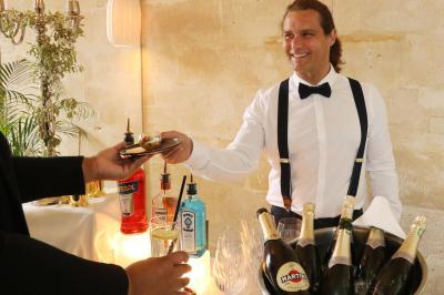 Façade en pierre d'un bâtiment historique avec une enseigne ’La Capitainerie’ au premier plan.