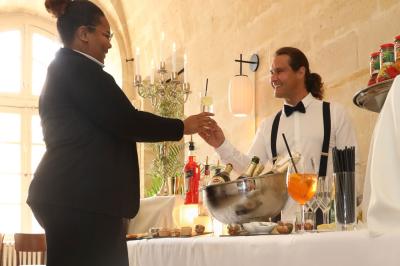 Façade en pierre d'un bâtiment historique avec une enseigne ’La Capitainerie’ au premier plan.