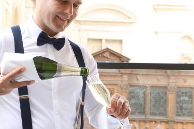 Façade en pierre d'un bâtiment historique avec une enseigne ’La Capitainerie’ au premier plan.