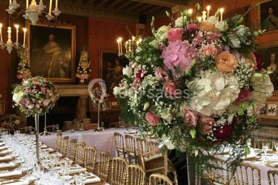 Salle de bain avec cabine de douche arrondie en verre, lavabo intégré dans un meuble en bois et carrelage beige.