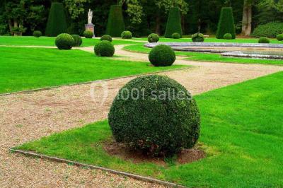 Salle de bain avec cabine de douche arrondie en verre, lavabo intégré dans un meuble en bois et carrelage beige.