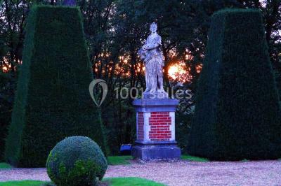 Salle de bain avec cabine de douche arrondie en verre, lavabo intégré dans un meuble en bois et carrelage beige.