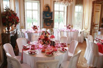 Salle de bain avec cabine de douche arrondie en verre, lavabo intégré dans un meuble en bois et carrelage beige.