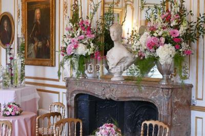 Salle de bain avec cabine de douche arrondie en verre, lavabo intégré dans un meuble en bois et carrelage beige.