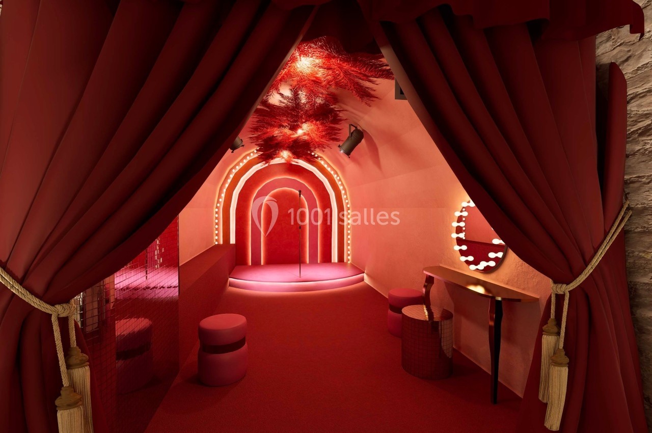 Intérieur d'une pièce décorée en rouge avec rideaux, éclairage néon et mobilier assorti dans une ambiance feutrée.