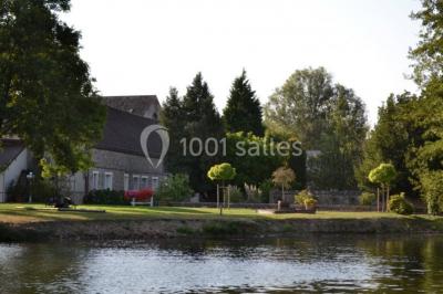 Piscine intérieure avec eau bleue, entourée de plantes en pot et éclairée par des appliques murales.