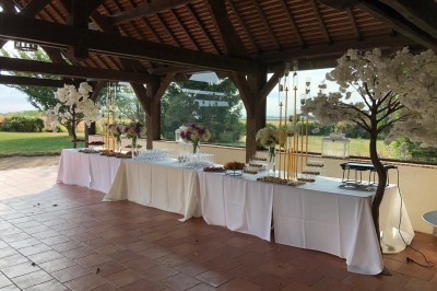 Miniature Location salle Crisenoy (Seine-et-Marne) - Le Domaine de Champigny #1 Salle de réception décorée pour un événement, avec tables dressées, nappes blanches, fleurs et lumière naturelle.