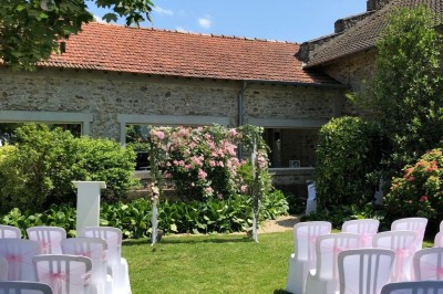 Miniature Cérémonie jardin des Bergeries Salle de réception décorée pour un événement, avec tables dressées, nappes blanches, fleurs et lumière naturelle.