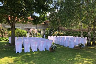 Miniature Cérémonie jardin des Bergeries Salle de réception décorée pour un événement, avec tables dressées, nappes blanches, fleurs et lumière naturelle.