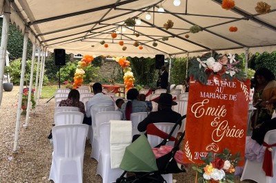 Miniature Cérémonie jardin des Ecuries Salle de réception décorée pour un événement, avec tables dressées, nappes blanches, fleurs et lumière naturelle.