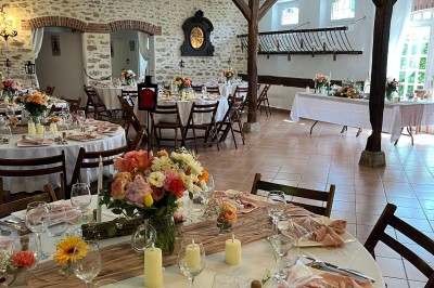 Miniature Décoration florale dans les Ecuries Salle de réception décorée pour un événement, avec tables dressées, nappes blanches, fleurs et lumière naturelle.