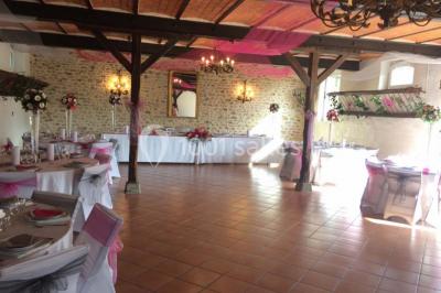 Miniature Intérieur des Bergeries Salle de réception décorée pour un événement, avec tables dressées, nappes blanches, fleurs et lumière naturelle.