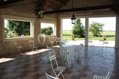 Miniature Le Préau des Bergeries Salle de réception décorée pour un événement, avec tables dressées, nappes blanches, fleurs et lumière naturelle.